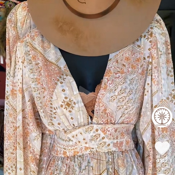 Beautiful western dress size medium pearl snaps around the wrist - Picture 1 of 2